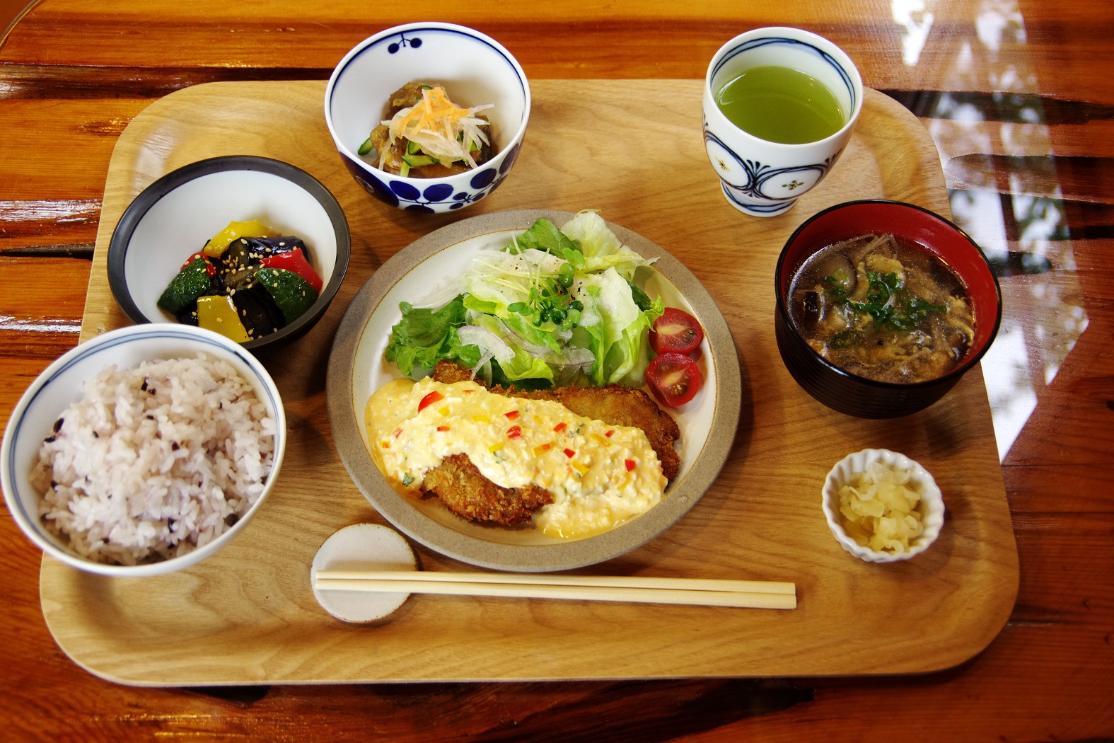 この 木なんの木 でっかい木 の下にできた こもれびカフェ で癒されたのです 日刊あわわ