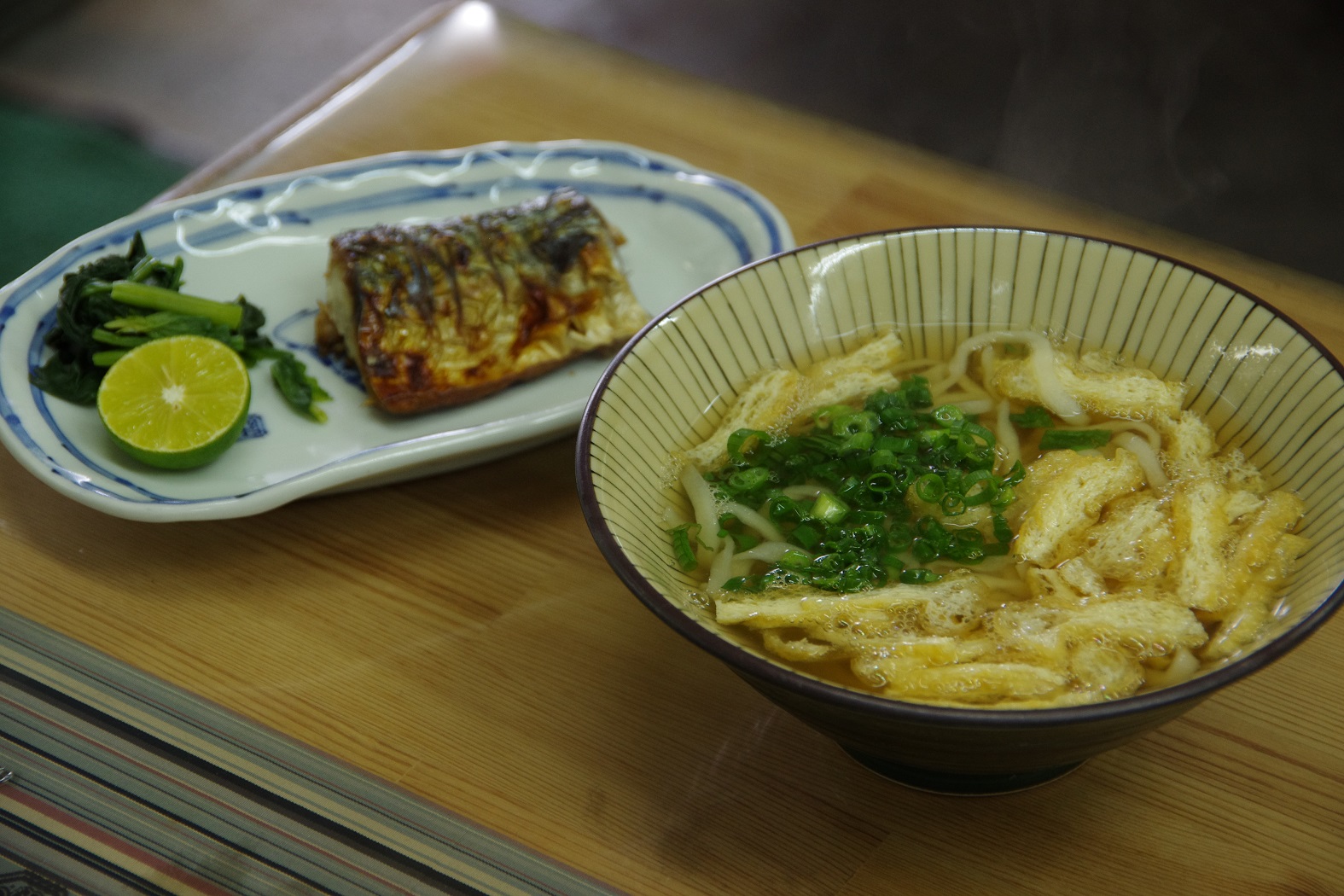 徳島市中央卸売市場にある「まるひろ」は、鳴門うどんもおかずもご飯も旨かった！