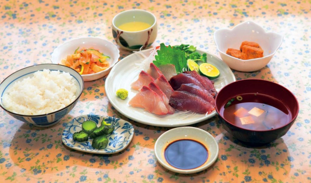 《海陽町／ももや食堂》こんなところに！？　定食が絶品の店。徳島の旬の魚をお腹いっぱい召し上がれ