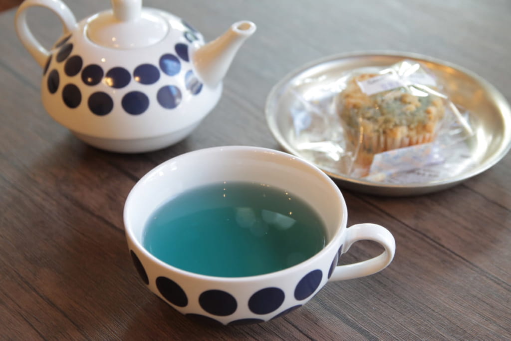 徳島藍をハーブティーに。お土産やギフトにも最適な藍のお茶を販売する隠れ家ショップ『こはる日和』